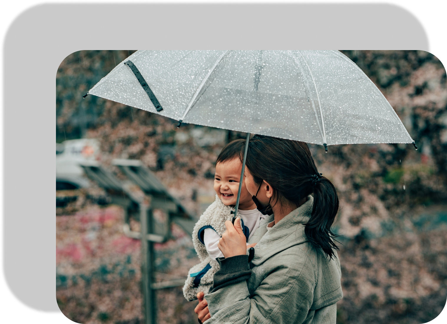 mae e seu filho de baixo do guarda-chuva