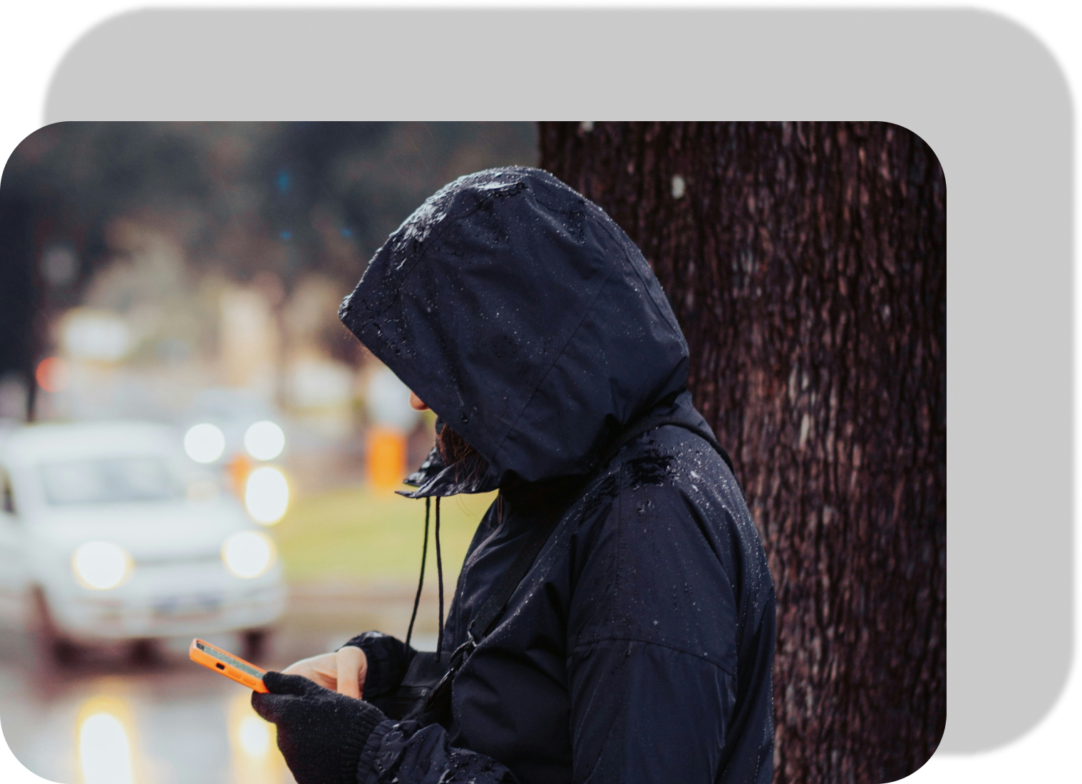 mulher utilizando celular durante chuva